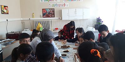 Keban'da Okul Öğrencileri kendi yaptıkları Kandil Simitlerini dağıttılar