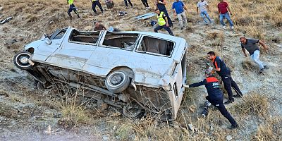 Keban 'da şarampole yuvarlanan minibüsdeki 13 kişi yaralandı