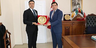 Keban Kaymakamı Atalık, Tayini çıkan Savcı Soysal'a plaket verdi