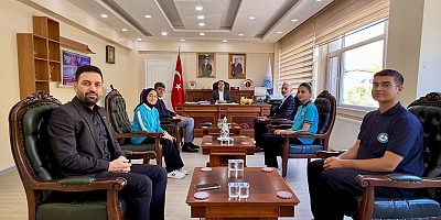 Keban Kaymakamı Onur Türkiye'yi temsilen Abu Dabi'de yarışacak 3 lise öğrencisi ile görüştü