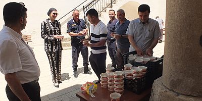 Keban Müftülüğü Cuma Namazında sonra Aşure dağıttı