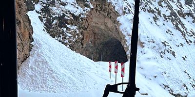 Kemaliye Taşyolu'na Çığ düştü