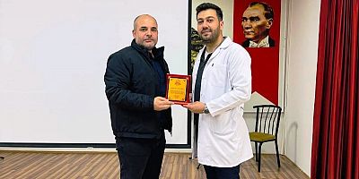 Okul Müdür Bakır, Doktor Furkan Cora'ya katılım Plaketi takdim etti.