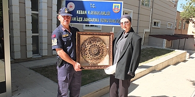 Savcı Cansın'ın Jandarma teşkilatının 187.kuruluş yıldönümünde Rölyef hediye etti