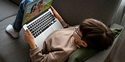 Uzmandan ailelere kritik uyarı: Erken yaşta kontrolsüz ekran kullanımı dil ve sosyal gelişimi olumsuz etkileyebilir